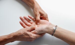 自宅でできる育毛マッサージの効果とやり方は？
